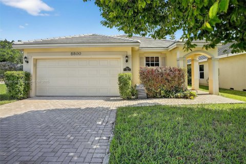 House in Davie, Florida 3 bedrooms, 128.39 sq.m. № 1854915 - photo 1