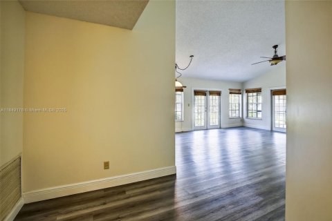 House in Davie, Florida 3 bedrooms, 128.39 sq.m. № 1854915 - photo 6