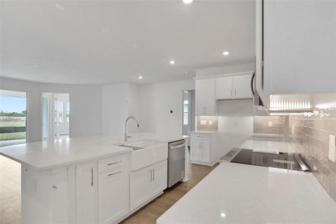 House in Parrish, Florida 4 bedrooms, 304.53 sq.m. № 2112107 - photo 11