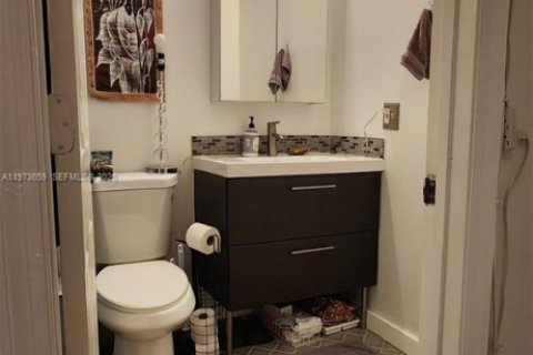 Condo in Miami, Florida, 1 bedroom  № 2034127 - photo 11