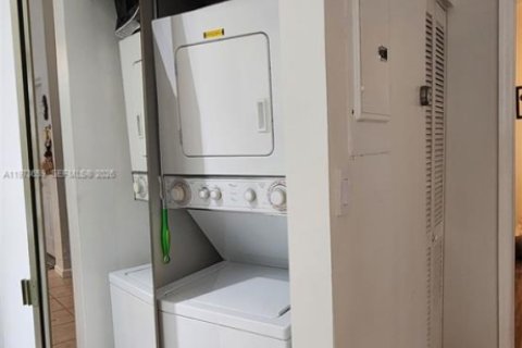 Condo in Miami, Florida, 1 bedroom  № 2034127 - photo 12