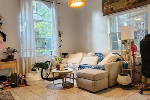 Condo in Miami, Florida, 1 bedroom  № 2034127 - photo 6