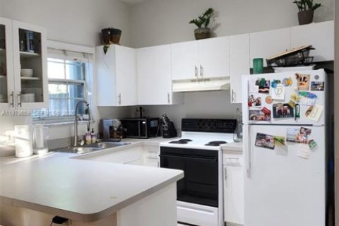 Condo in Miami, Florida, 1 bedroom  № 2034127 - photo 7