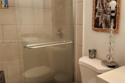 Condo in Miami, Florida, 1 bedroom  № 2034127 - photo 10