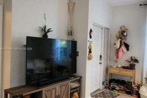 Condo in Miami, Florida, 1 bedroom  № 2034127 - photo 5