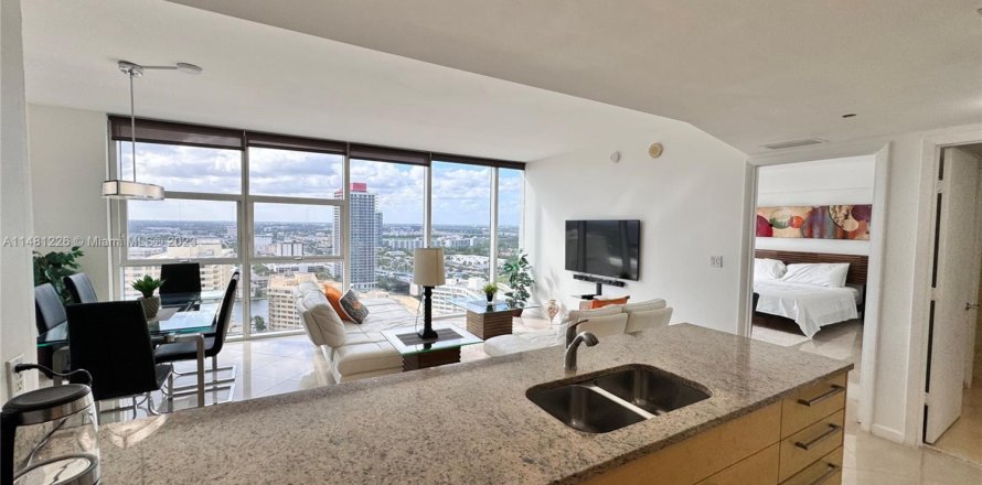 Condo in Hallandale Beach, Florida, 1 bedroom № 1703026