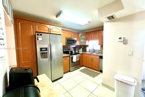Condominio en venta en Pembroke Pines, Florida, 2 dormitorios, 108.7 m2 № 2076874 - foto 6