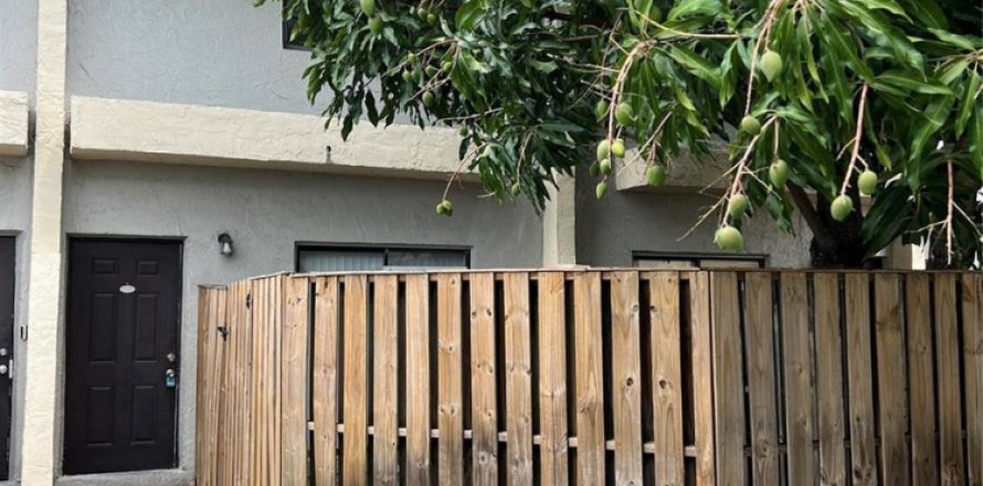 Condo in Lauderhill, Florida, 2 bedrooms  № 2085974
