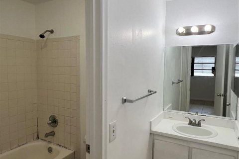 Condo in Lauderhill, Florida, 2 bedrooms  № 2085974 - photo 11