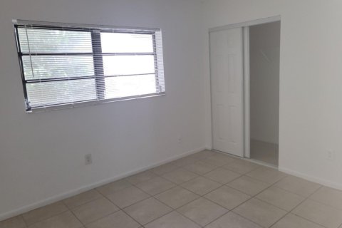 Condo in Lauderhill, Florida, 2 bedrooms  № 2085974 - photo 13
