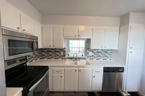 Copropriété à vendre à Hallandale Beach, Floride: 2 chambres, 101.45 m2 № 1940974 - photo 2