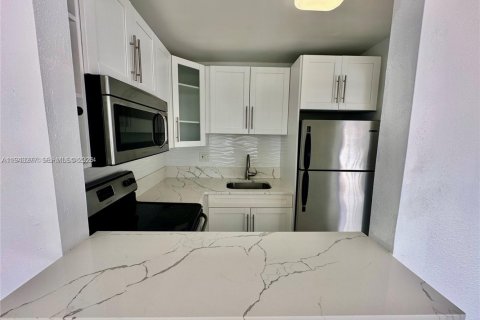 Condo in Pompano Beach, Florida, 1 bedroom  № 2059840 - photo 15