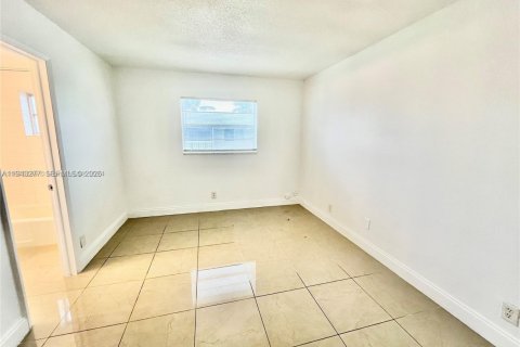 Condo in Pompano Beach, Florida, 1 bedroom  № 2059840 - photo 12
