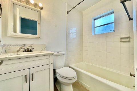 Condo in Pompano Beach, Florida, 1 bedroom  № 2059840 - photo 13