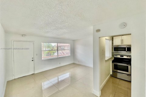 Condo in Pompano Beach, Florida, 1 bedroom  № 2059840