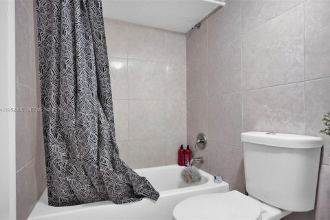 Casa en venta en Miami, Florida, 3 dormitorios, 206.24 m2 № 2011961 - foto 14