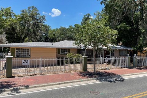 House in Gainesville, Florida 5 bedrooms, 241.64 sq.m. № 1421130 - photo 1