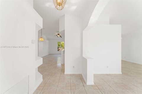 Снять в аренду виллу или дом в Порт-Сент-Луси, Флорида 3 спальни, 144.83м2, № 1919964 - фото 3