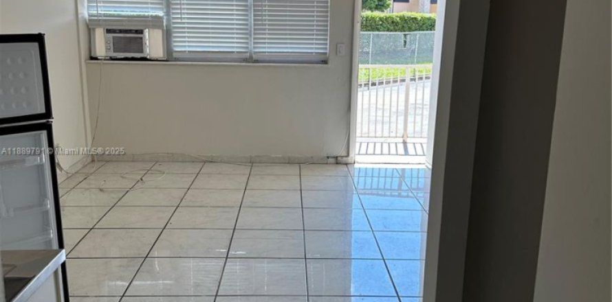 Condominio en Hallandale Beach, Florida, 1 dormitorio  № 1943611