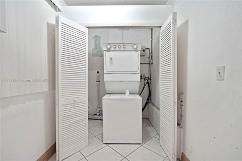 Casa en venta en Hialeah, Florida, 3 dormitorios, 103.49 m2 № 1708265 - foto 24