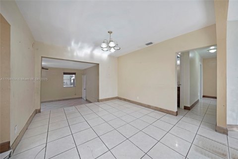 Casa en venta en Hialeah, Florida, 3 dormitorios, 103.49 m2 № 1708265 - foto 8