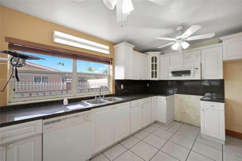 Casa en venta en Hialeah, Florida, 3 dormitorios, 103.49 m2 № 1708265 - foto 9