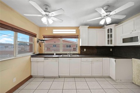 Casa en venta en Hialeah, Florida, 3 dormitorios, 103.49 m2 № 1708265 - foto 11