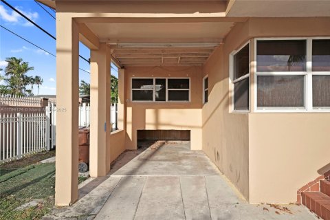 Casa en venta en Hialeah, Florida, 3 dormitorios, 103.49 m2 № 1708265 - foto 4