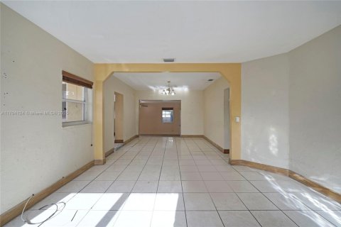 Casa en venta en Hialeah, Florida, 3 dormitorios, 103.49 m2 № 1708265 - foto 7