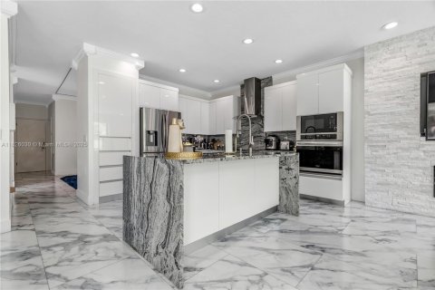 Villa ou maison à vendre à Miramar, Floride: 5 chambres, 306.21 m2 № 2034364 - photo 16