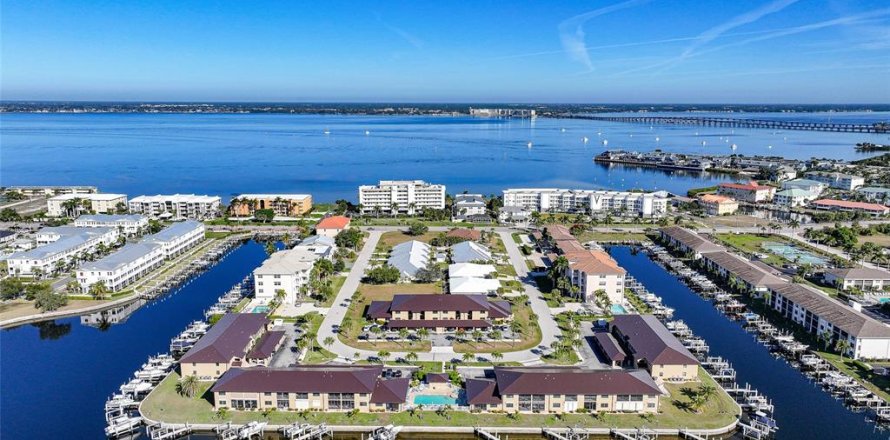 Condo à Punta Gorda, Floride, 3 chambres № 2410650