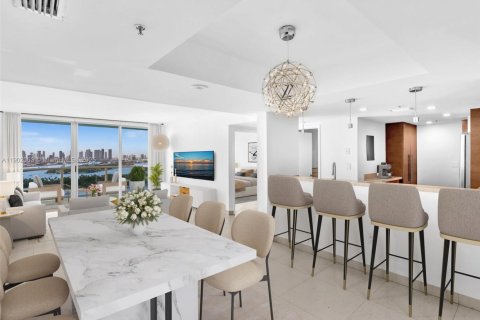 Condominio en alquiler en Miami Beach, Florida, 2 dormitorios, 100.15 m2 № 1953590 - foto 2