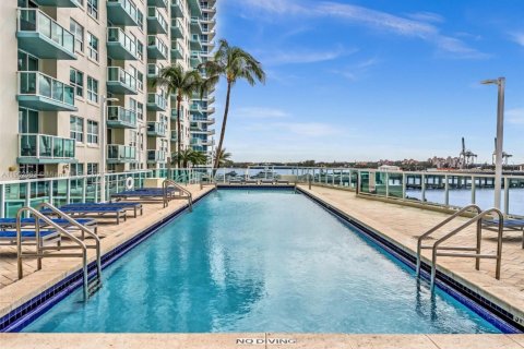 Condominio en alquiler en Miami Beach, Florida, 2 dormitorios, 100.15 m2 № 1953590 - foto 25