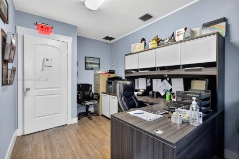Commercial property in Hialeah, Florida № 1970333 - photo 2