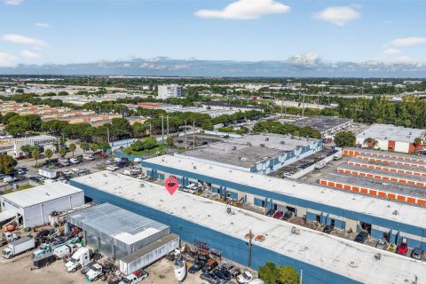 Commercial property in Hialeah, Florida № 1970333 - photo 28
