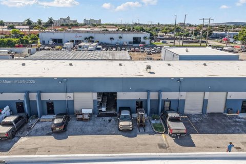 Commercial property in Hialeah, Florida № 1970333