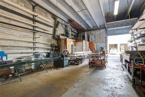 Commercial property in Hialeah, Florida № 1970333 - photo 16