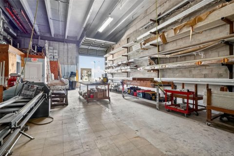 Commercial property in Hialeah, Florida № 1970333 - photo 12