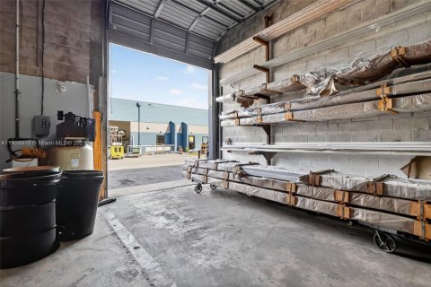 Commercial property in Hialeah, Florida № 1970333 - photo 9