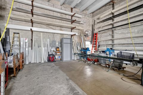 Commercial property in Hialeah, Florida № 1970333 - photo 10