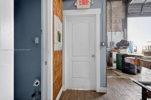 Commercial property in Hialeah, Florida № 1970333 - photo 4