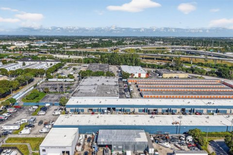 Commercial property in Hialeah, Florida № 1970333 - photo 25