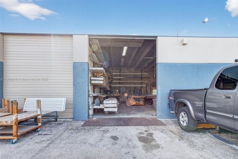 Commercial property in Hialeah, Florida № 1970333 - photo 6