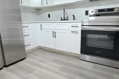 Casa en alquiler en Hollywood, Florida, 3 dormitorios, 69.12 m2 № 2023338 - foto 3