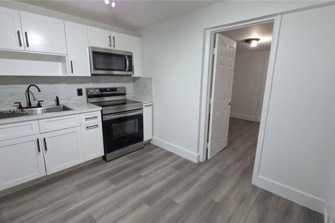 Casa en alquiler en Hollywood, Florida, 3 dormitorios, 69.12 m2 № 2023338 - foto 4