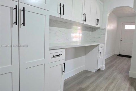 Casa en Hollywood, Florida 3 dormitorios, 69.12 m2 № 2023338