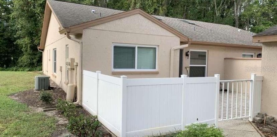House in Hudson, Florida 2 bedrooms, 110.46 sq.m. № 2395843