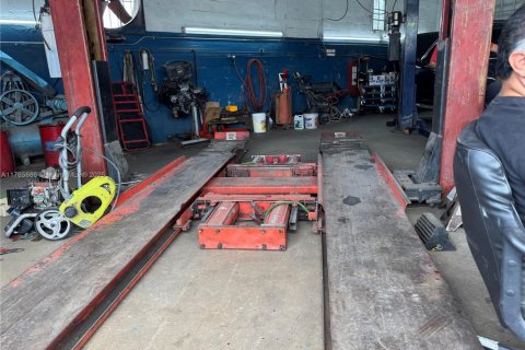 Commercial property in Opa-locka, Florida № 2046189 - photo 3