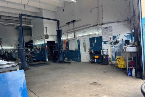 Commercial property in Opa-locka, Florida № 2046189