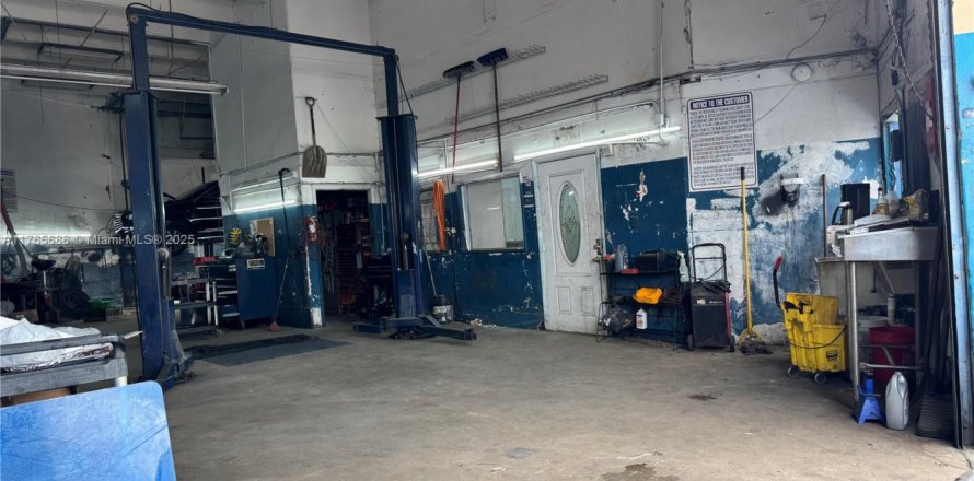 Commercial property in Opa-locka, Florida № 2046189